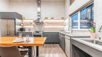 Microwave, cookware/dishes/utensils