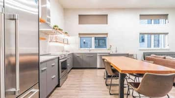 Microwave, cookware/dishes/utensils