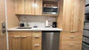 Microwave, cookware/dishes/utensils