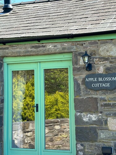 Cosy cottage in a village near Abergavenny at the gateway to the Brecon Beacons