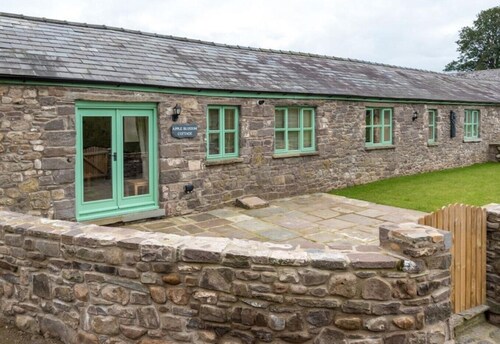 Cosy cottage in a village near Abergavenny at the gateway to the Brecon Beacons