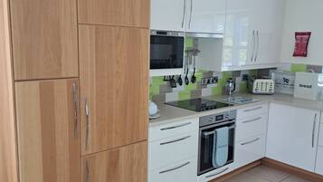 Microondas, horno, placa de cocina y lavavajillas