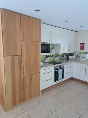 Mikrowelle, Ofen, Herdplatte, Geschirrspüler