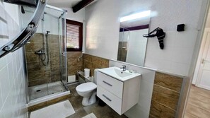 Dusj, hårføner, håndklær og såpe