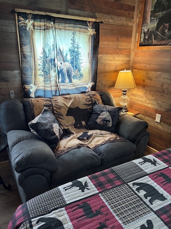 Interior. Cozy 1-bedroom cabin with WiFi, AC in charming Mammoth Cave Hiking in the area