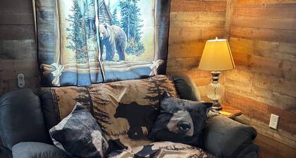 Cozy 1-bedroom cabin with WiFi, AC in charming Mammoth Cave Hiking in the area