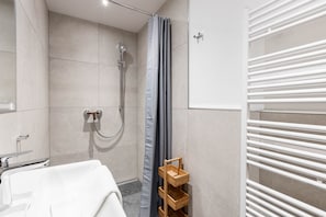 Dusche, Haartrockner, HandtĂŒcher, Seife