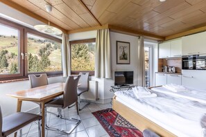 1 bedroom, in-room safe, free WiFi, bed sheets