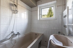 Suihku, hiustenkuivaaja, pyyhkeet, saippua
