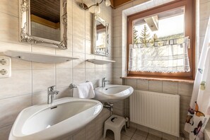 Asciugacapelli, asciugamani, sapone, shampoo