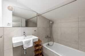 Haartrockner, Handtücher, Seife, Shampoo