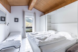 In-room safe, free WiFi, bed sheets