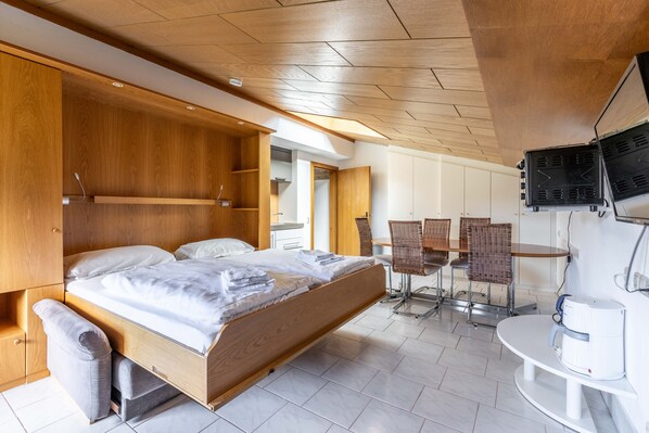 In-room safe, free WiFi, bed sheets