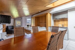 In-room safe, free WiFi, bed sheets