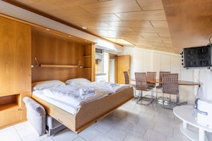 In-room safe, free WiFi, bed sheets