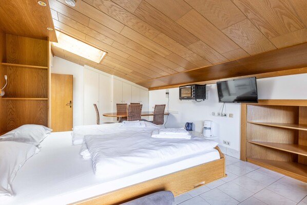 In-room safe, free WiFi, bed sheets