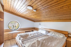 1 bedroom, in-room safe, free WiFi, bed sheets