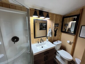 Shower, towels, soap, toilet paper - Cozy Cabin Guest House (Montrose)