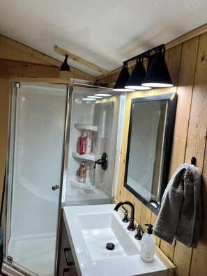 Dusche, Handtücher, Seife, Toilettenpapier