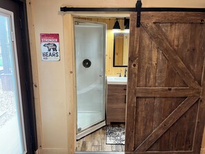 Douche, serviettes fournies, savon, papier toilette