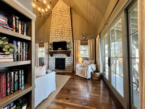 Smart TV, fireplace