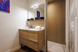 Shower, hair dryer, towels