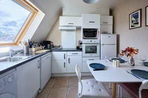 Een koelkast, een magnetron, een oven, een vaatwasser