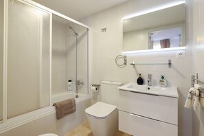 Douche, sèche-cheveux, serviettes fournies