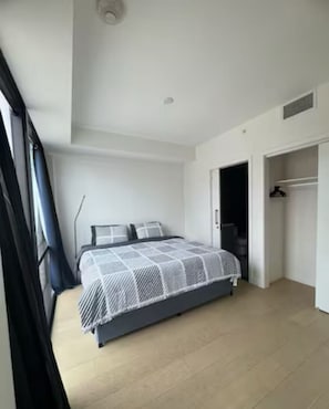 2 bedrooms, desk, WiFi, bed sheets
