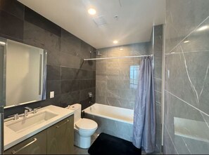 Hair dryer, towels, soap, shampoo - High-rise Luxury 2-bedroom apartment in the heart of the amazing DTLA (Los Angeles)