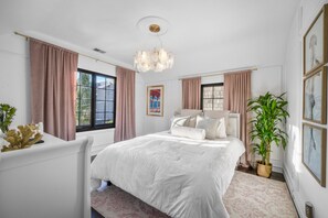 4 bedrooms, iron/ironing board, WiFi, bed sheets - Luxury Coronado Island Home (Coronado)