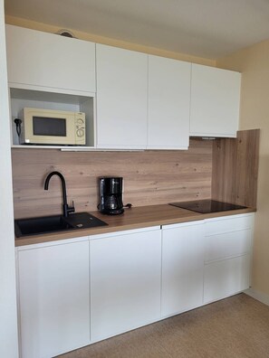 Fridge, microwave, dishwasher, cookware/dishes/utensils