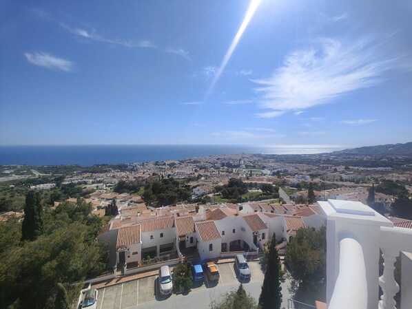 Une ville côtière qui se distingue par son église imposante et offre une vue dégagée sur la mer.
