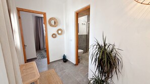 Douche, sèche-cheveux, serviettes fournies
