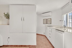 Unclassified image, 3 of 40, button