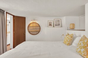 Unclassified image, 4 of 40, button