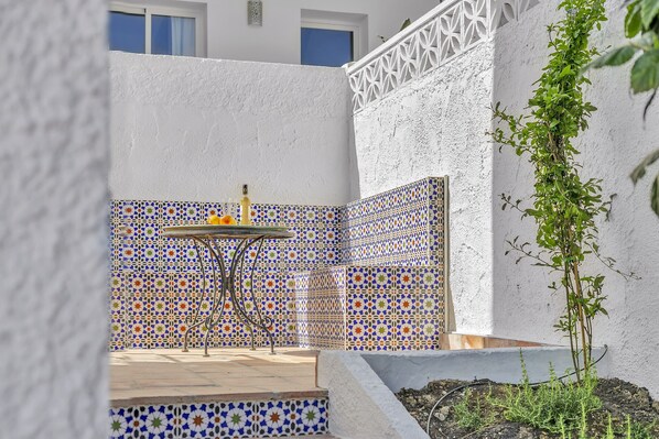 Unclassified image, 1 of 40, button