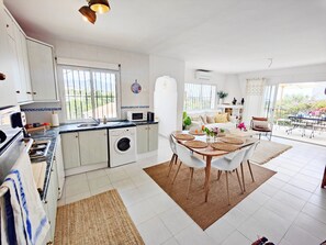 Een koelkast, een microgolfoven, een oven, een vaatwasser