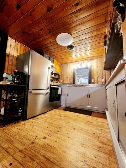 Cozy 3-bedroom cabin with WiFi, AC in charming Bristol