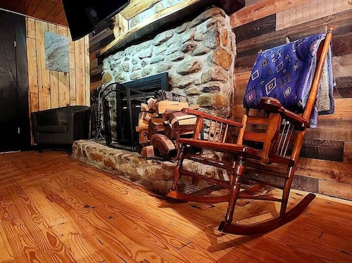 Cozy 3-bedroom cabin with WiFi, AC in charming Bristol