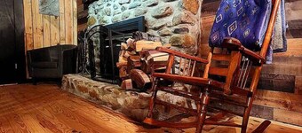 Cozy 3-bedroom cabin with WiFi, AC in charming Bristol