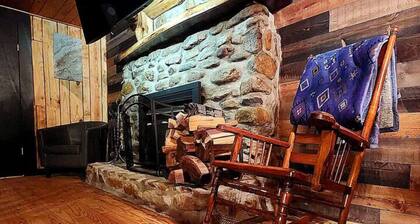 Cozy 3-bedroom cabin with WiFi, AC in charming Bristol