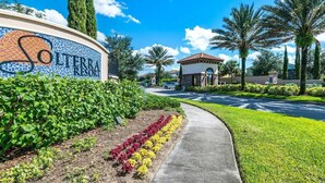 A resort entrance with a tiled sign, a curved pathway, and well-maintained landscaping. - Spacious 5-bedroom townhome with WiFi, AC in delightful Davenport (Davenport)