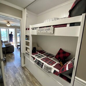 1 bedroom, travel crib, free WiFi, bed sheets - Sugar Ski in/out 1BR 1BA views/pool/sauna/hot tub (Sugar Mountain)