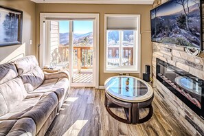 Smart TV, fireplace, books - Sugar Ski in/out 1BR 1BA views/pool/sauna/hot tub (Sugar Mountain)