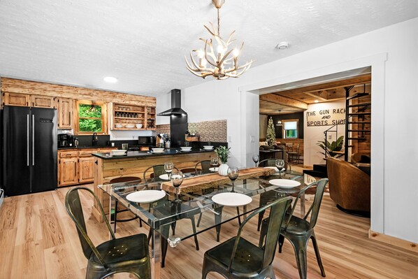 Dining - The Shanty-Weirs Beach/Pavilion/Lake Winni/HGTV Designer (Gilford)