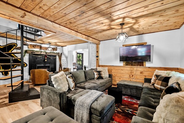 Smart TV, chimenea y libros 