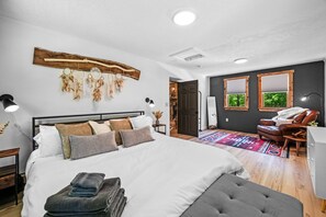 3 habitaciones, escritorio y tabla de planchar con plancha 