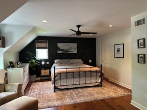 6 soverom, skrivebord, strykejern/-brett og reiseseng for barn