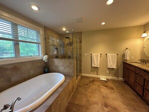 Dusche, Haartrockner, Bidet, Handtücher